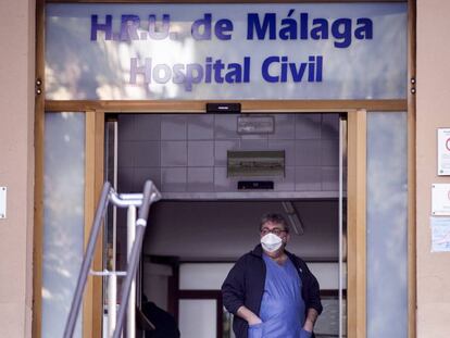 Vista de la entrada de urgencias del Hospital Civil de Málaga, donde dos pacientes han sido aislados al presentar un cuadro gripal tras haber viajado al norte de Italia.