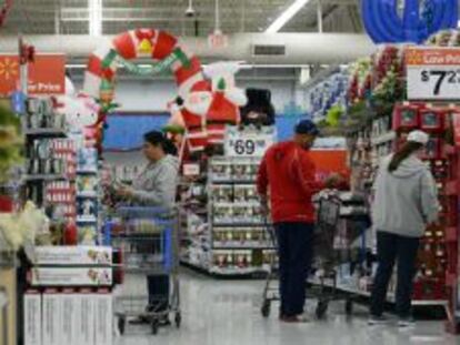 Clientes compran adornos navide&ntilde;os en un establecimiento de Walmart.