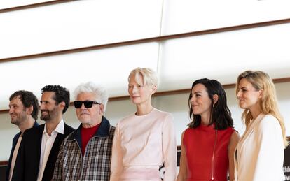 El director Pedro Almodóvar (tercero por la izquierda) posa junto al elenco de la película 'La habitación de al lado', desde la izquierda, Raúl Arévalo, Juan Diego Botto, Tilda Swinton, Victoria Luengo y Melina Matthews.