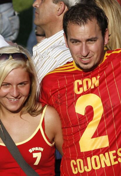 Varios miles de aficionados españoles se han desplazado a Alemania para animar a la selección. En la imagen, dos hinchas animan a los jugadores durante un entrenamiento en la ciudad de Kamen.