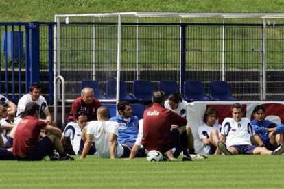 Lippi (a la derecha) charla con sus jugadores en el césped.