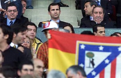 El príncipe Felipe, entre Albero Ruiz-Gallardón y Jesús Gil, presidió el partido desde el palco del Calderón.