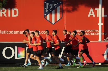 Los jugadores el Atlético de Madrid, en un entrenamiento en la Ciudad Deportiva del Cerro del Espino, en Majadahonda