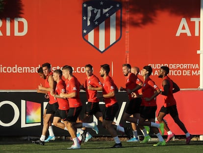 Los jugadores el Atlético de Madrid, en un entrenamiento en la Ciudad Deportiva del Cerro del Espino, en Majadahonda