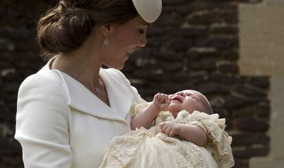 Kate Middleton junto a Carlota de Cambridge, el d&iacute;a de su bautizo.