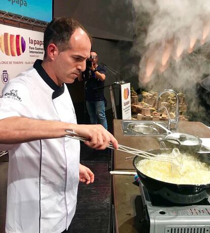 ALBERTO PONTE DEL MESÓN O POTE, EN PLENA FRITURA / CAPEL