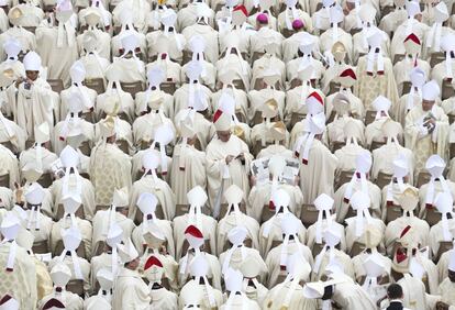 Congregación de obispos antes de la cermonia de canonización de los papas Juan XXIII y Juan Pablo II en la Plaza de San Pedro del Vaticano. 27 de abril de 2014.