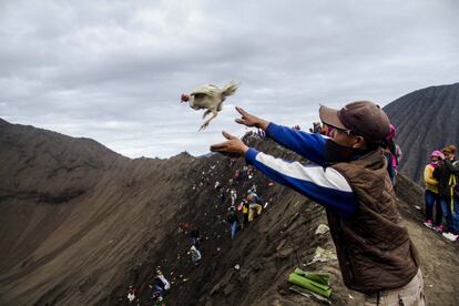 Un indonesio lanza un pollo al cráter del Monte Bromo a modo de ofrenda durante la celebración del Festival Kasada, en Probolinggo, Java Oriental, Indonesia. En esta ceremonia anual, los hindús del pueblo Tengger arrojan verduras, arroz, pollos, dinero y otros productos locales al fondo del cráter para expresar su gratitud a los dioses por la buena cosecha.