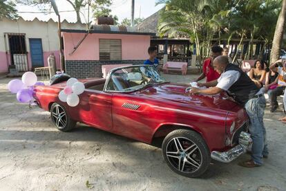 El Guajiro preparando su Ford Thunderbird para una boda en el pueblo de Bejucal.
