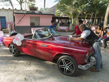 El Guajiro preparando su Ford Thunderbird para una boda en el pueblo de Bejucal.