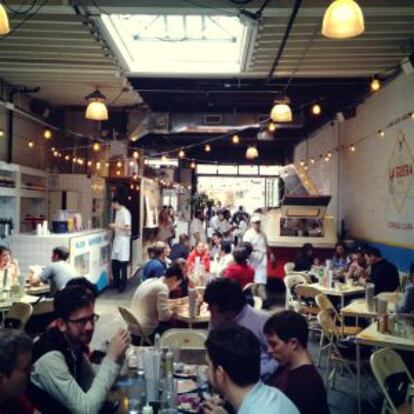 Ambiente de verbena en el comedor de la Fonda Nolita, en Nueva York.