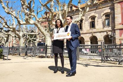 Inés Arrimadas y Edmundo de Val, delante del Parlament.