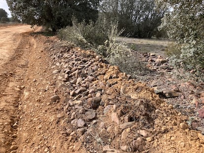 Pavimento orillado por la maquinaria pesada de la calzada romana de Castrocalbón, tras su destrucción.