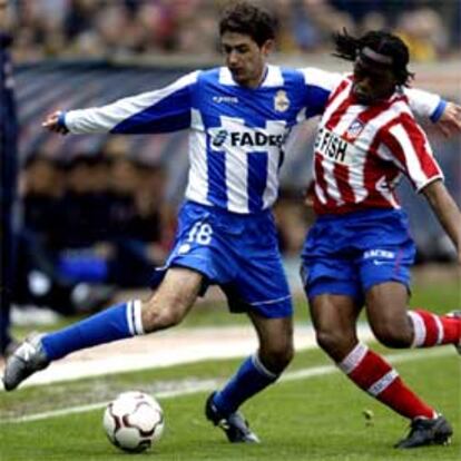 Musampa y Víctor Sánchez luchan un balón durante el encuentro entre Atlético y Deportivo.