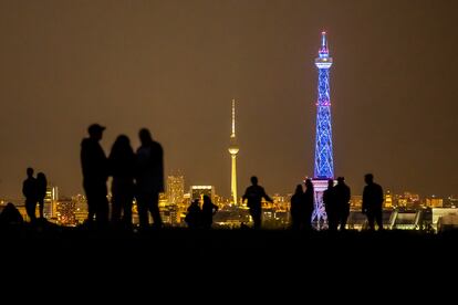 Varias personas en Berlín, frente a la Torre de la Radio.