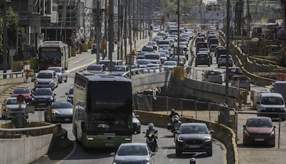 Tráfico intenso en la salida de Barcelona, con la plaza de Glòries al fondo.