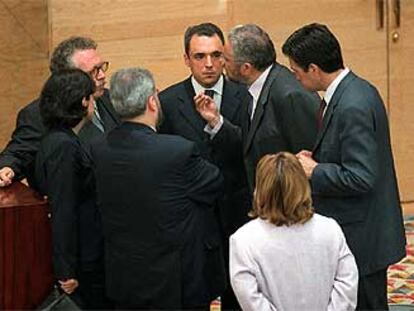 Rafael Simancas, en el centro, junto a otros diputados del PSOE y de IU, comentan la ausencia de Tamayo y Sáez en el pleno de ayer.