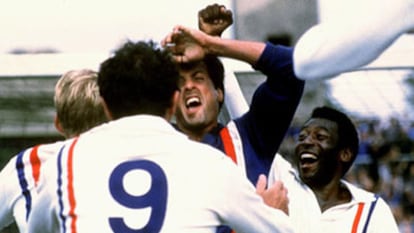 Sylvester Stallone, abrazado por sus compañeros (Pelé, a la derecha), tras parar el penalti en 'Evasión o victoria'.