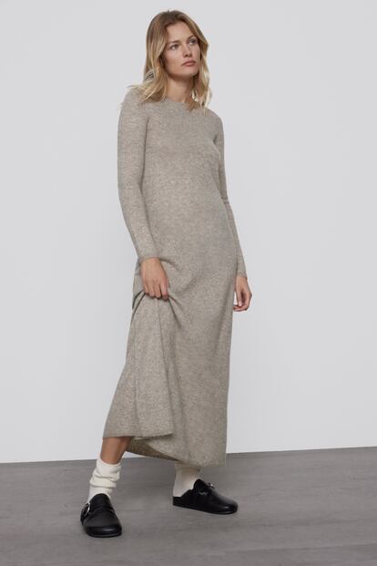 Largo hasta los pies, de una suave y cálida mezcla de lanas y de cuello redondo. Este vestido de Zara es probablemente uno de los más cómodos de la temporada. Tiene un precio de 39,95 euros.