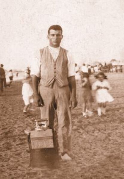 El fundador, Carlos Bornay, con su cántara en la playa de Sanlúcar de Barrameda.