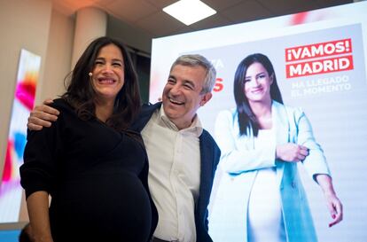 La candidata de Ciudadanos al Ayuntamiento de Madrid, Begoña Villacís, junto al candidato al Parlamento Europeo, Luis Garicano, durante el acto de inicio de campaña y pegada de carteles para las elecciones del próximo 26 de Mayo.