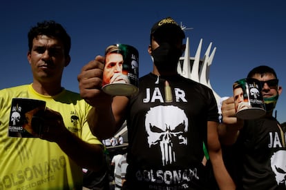 Seguidores de Jair Bolsonaro, expresidente de Brasil, durante la pandemia de la covid-19, en Brasilia.