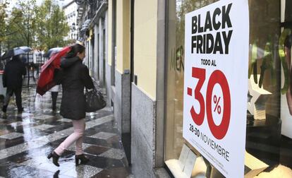 Compradores se acercan a los comercios madrileños por el "Black Friday", en octubre pasado.