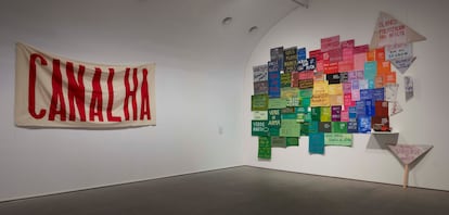 Vista de la exposición 'Giro gráfico. Como en el muro la hiedra', con trabajos del colectivo argentino Cromoactivismo.
