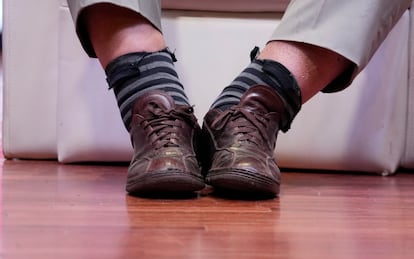 Detalle de los zapatos del expresidente uruguayo durante su asistencia a un mitin del candidato presidencial que representa a La Coalición por un Nuevo Paraguay, en Villa Elisa, Paraguay, en abril de 2023. 