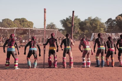 Indígenas na festa do Kuarup, um ritual para chorar os mortos, no Xingu.