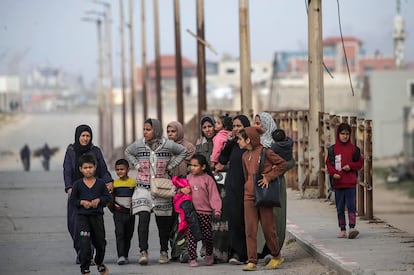 Mujeres y niños palestinos cruzan del norte al sur de Gaza por la carretera Al Rashid, el pasado día 21.