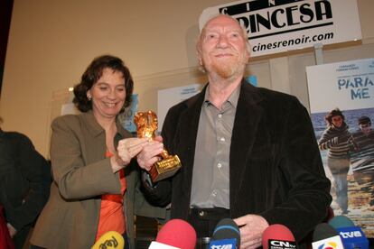 Fernando Fernán Gómez, recibe el oso de oro de Berlín de manos de la directora de la película "Para que no me olvides", Patricia Ferrera.