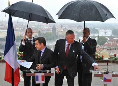 Nicolas Sarkozy (izquierda) y Mirek Topolanek, durante la conferencia de prensa que dieron ayer en Praga.