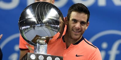 Del Potro exhibe el trofeo de campe&oacute;n en Estocolmo.