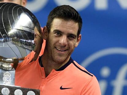 Del Potro exhibe el trofeo de campe&oacute;n en Estocolmo.