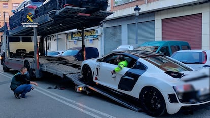 Algunos de los vehículos incautados al presunto estafador detenido en Valencia.