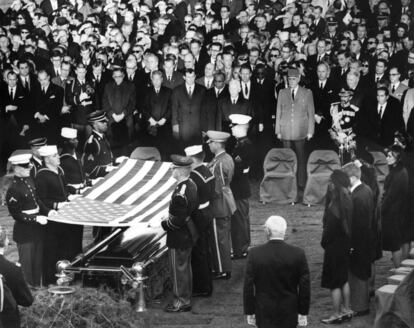 Familiares y líderes mundiales asisten a los actos fúnebres del expresidente estadounidense John F. Kennedy, en el cementerio nacional de Arlington, Virginia (EE UU) el 25 de noviembre de 1963.