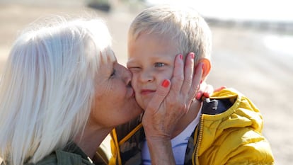 Por que você não deve obrigar seu filho pequeno a beijar ninguém