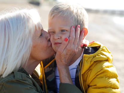 Por qué no debes obligar a tu hijo a dar besos