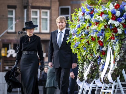El rey y la reina de los Países Bajos, Guillermo y Máxima, tras dejar flores como homenaje a los caídos durante la II Guerra Mundial, este lunes en Ámsterdam.