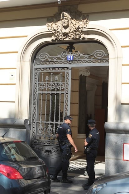 La policía, durante el registro de la sede de Gowex