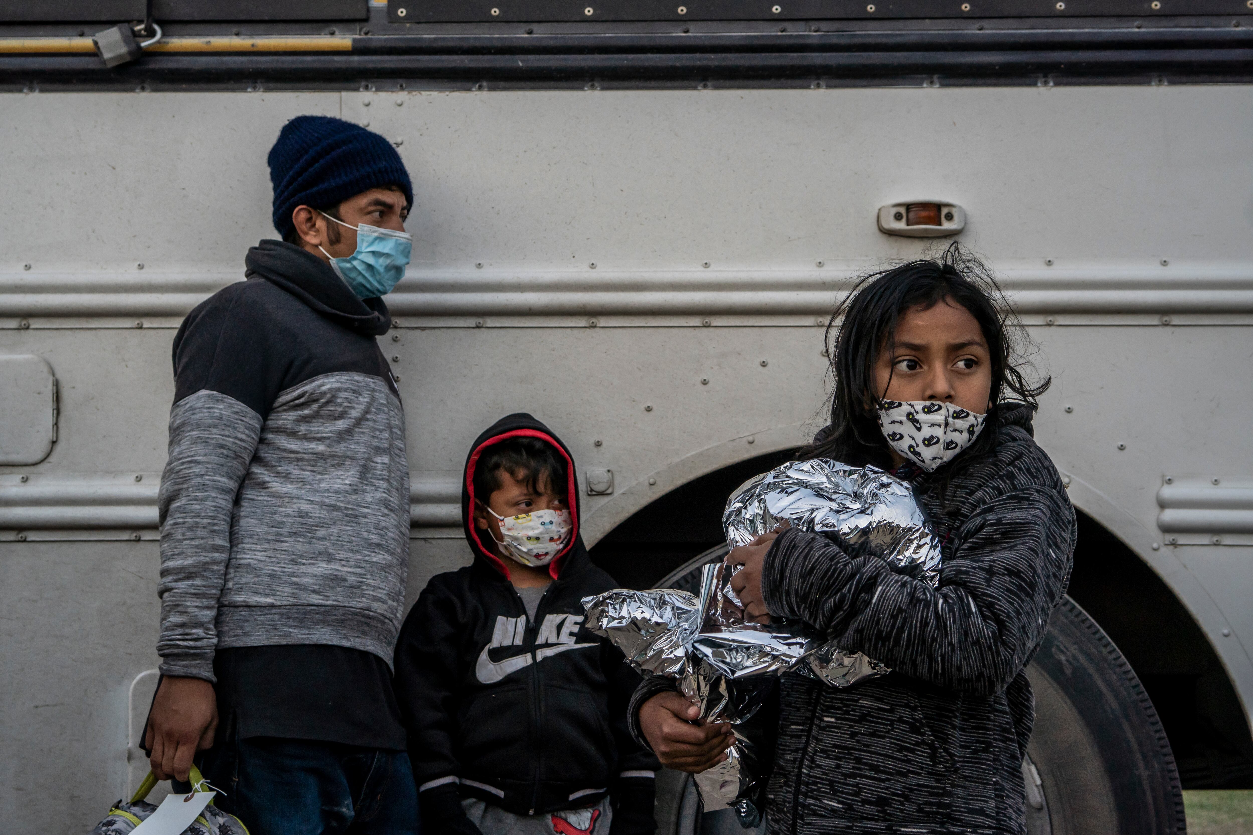 Migrantes se entregan a la Patrulla Fronteriza en La Joya, Texas, el 2 de abril de 2021.