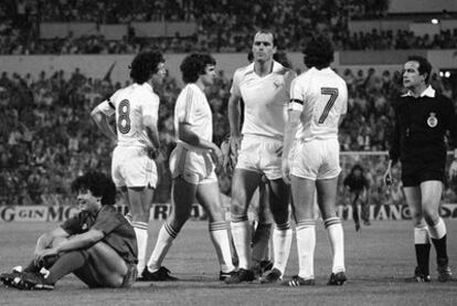 Maradona, sentado en el césped, ante Ángel, Camacho, Metgod y Juanito en la final de 1983, disputada en el estadio de La Romareda.