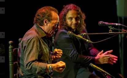 Morenito de Íllora (en primer plano), en un momento del concierto.