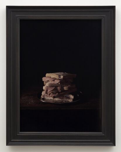 En la serie fotográfica 'Last Meal on Death Row', Texas (2011), Collishaw presenta fotografías a la manera de la pintura de bodegones flamencos del siglo XVII para retratar las últimas comidas solicitadas por los reclusos condenados a muerte. Cortesía del artista y BlainlSouthern