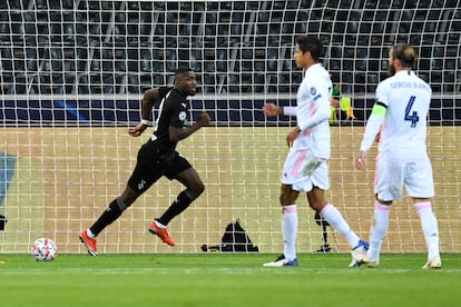 Marcus Thuram celebra el 1-0 ante el lamento de Varane y Ramos.