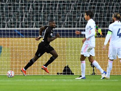 Marcus Thuram celebra el 1-0 ante el lamento de Varane y Ramos.