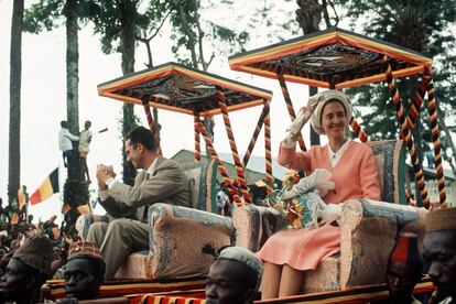 Los reyes de Bélgica son llevados a hombros en un viaje a El Congo, en 1970.