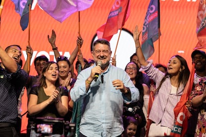 Claudio Orrego celebra los resultados de las votaciones por gobernador regional en Santiago.