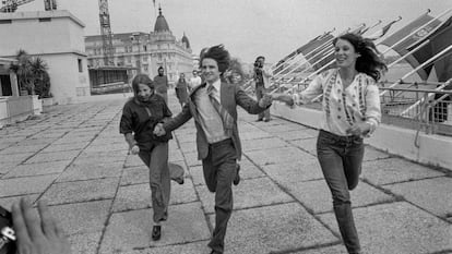 Françoise Lebrun, Jean-Pierre Léaud y Bernadette Lafont, intérpretes de 'La mamá y la puta', corren durante el Festival de Cannes de 1973.